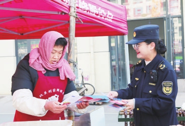 普法宣传“赶”大集
